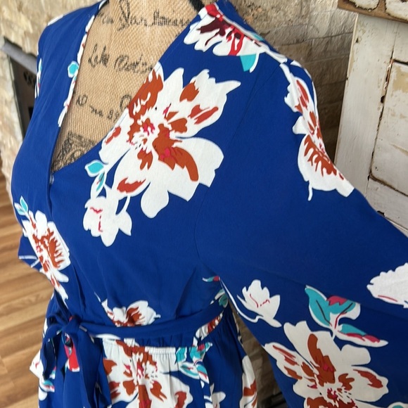 Summer blue and floral v-neck short romper half flare sleeve jumpsuit waist tie - Picture 6 of 16